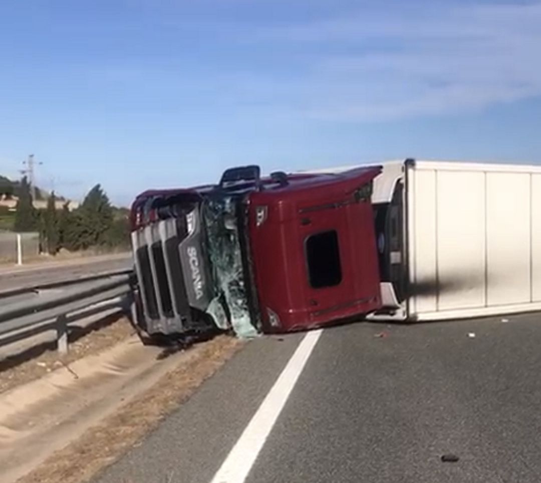 Camión accidentado en la Ap7 en Tavernes Camión accidentado en la Ap7 en Tavernes