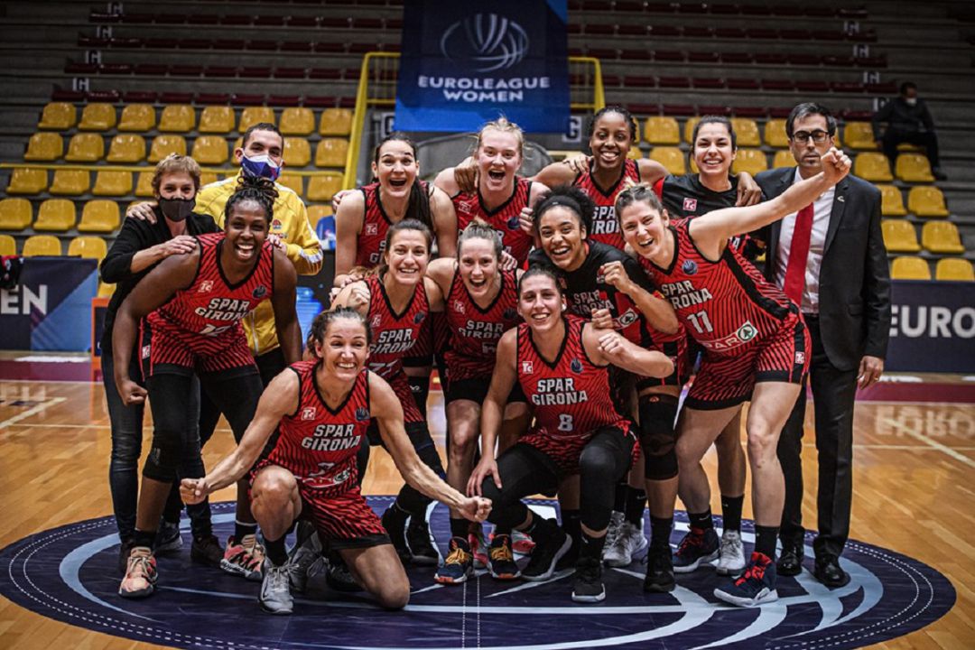 Les jugadores de l'Uni, celebrant la classificació. Les jugadores de l'Uni, celebrant la classificació.