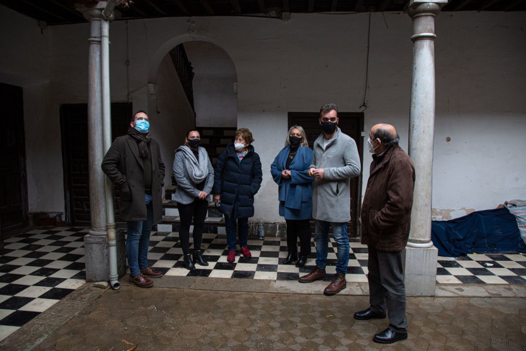 La alcaldesa de Las Gabias, María Merinda Sábada, junto a miembros del equipo de gobierno y antiguos propietarios de la Casa 'Los Blascos' La alcaldesa de Las Gabias, María Merinda Sábada, junto a miembros del equipo de gobierno y antiguos propietarios de la Casa 'Los Blascos'