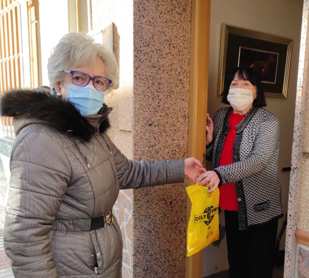 Una voluntaria lleva recados a casa a una mujer de Huétor Tájar (Granada) que no puede salir a la calle por la pandemia de la covid Una voluntaria lleva recados a casa a una mujer de Huétor Tájar (Granada) que no puede salir a la calle por la pandemia de la covid