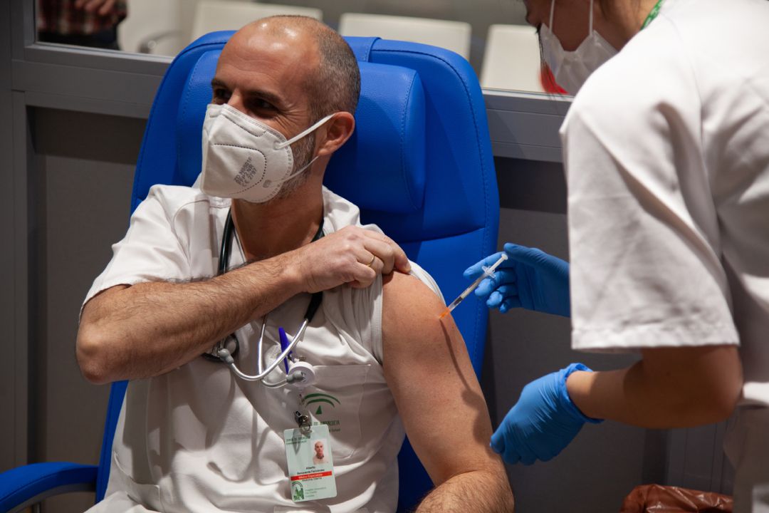 Vacunación contra la covid del personal sanitario del Hospital Clínico San Cecilio de Granada Vacunación contra la covid del personal sanitario del Hospital Clínico San Cecilio de Granada