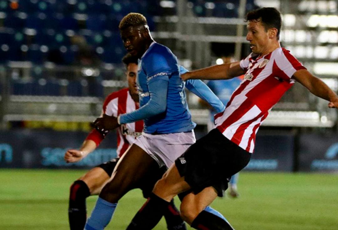 Sibo pugnando con dos jugadores del Athletic Sibo pugnando con dos jugadores del Athletic