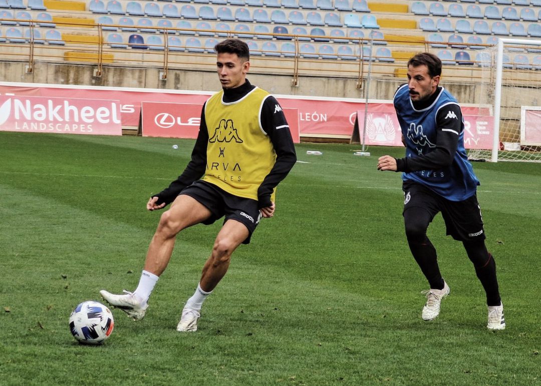 Aarón sigue en dinámica del primer equipo a la espera de una salida Aarón sigue en dinámica del primer equipo a la espera de una salida