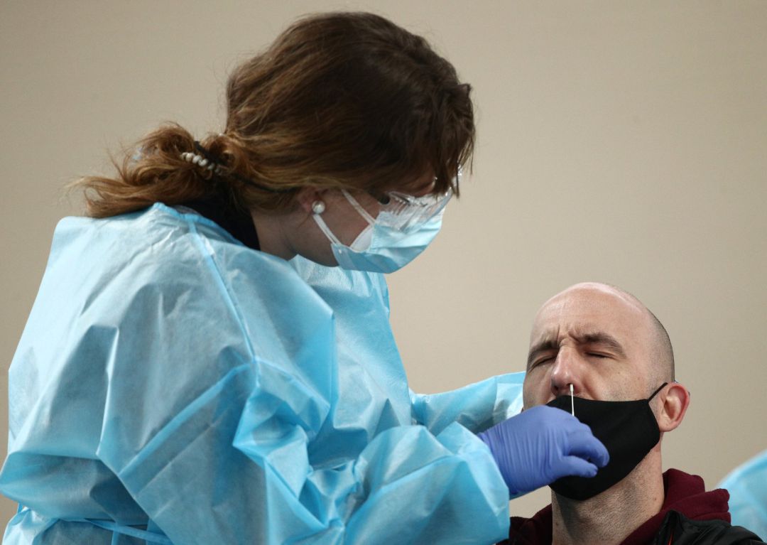 Una trabajadora sanitaria protegida realiza uno de los primeros test de antígenos de SARS-CoV-2 en el polideportivo del Campus Sur de Vallecas de la Universidad Politécnica, este jueves. Una trabajadora sanitaria protegida realiza uno de los primeros test de antígenos de SARS-CoV-2 en el polideportivo del Campus Sur de Vallecas de la Universidad Politécnica, este jueves.