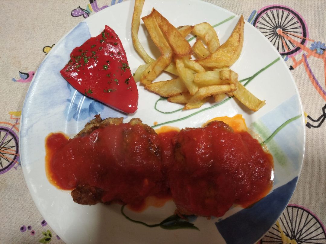 Filetes rusos con queso en salsa de tomate Filetes rusos con queso en salsa de tomate