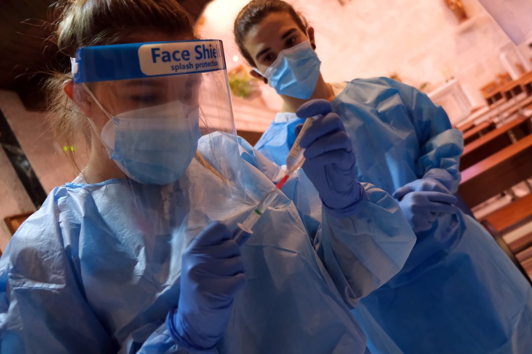Prosigue la vacunación del personal sanitario Prosigue la vacunación del personal sanitario