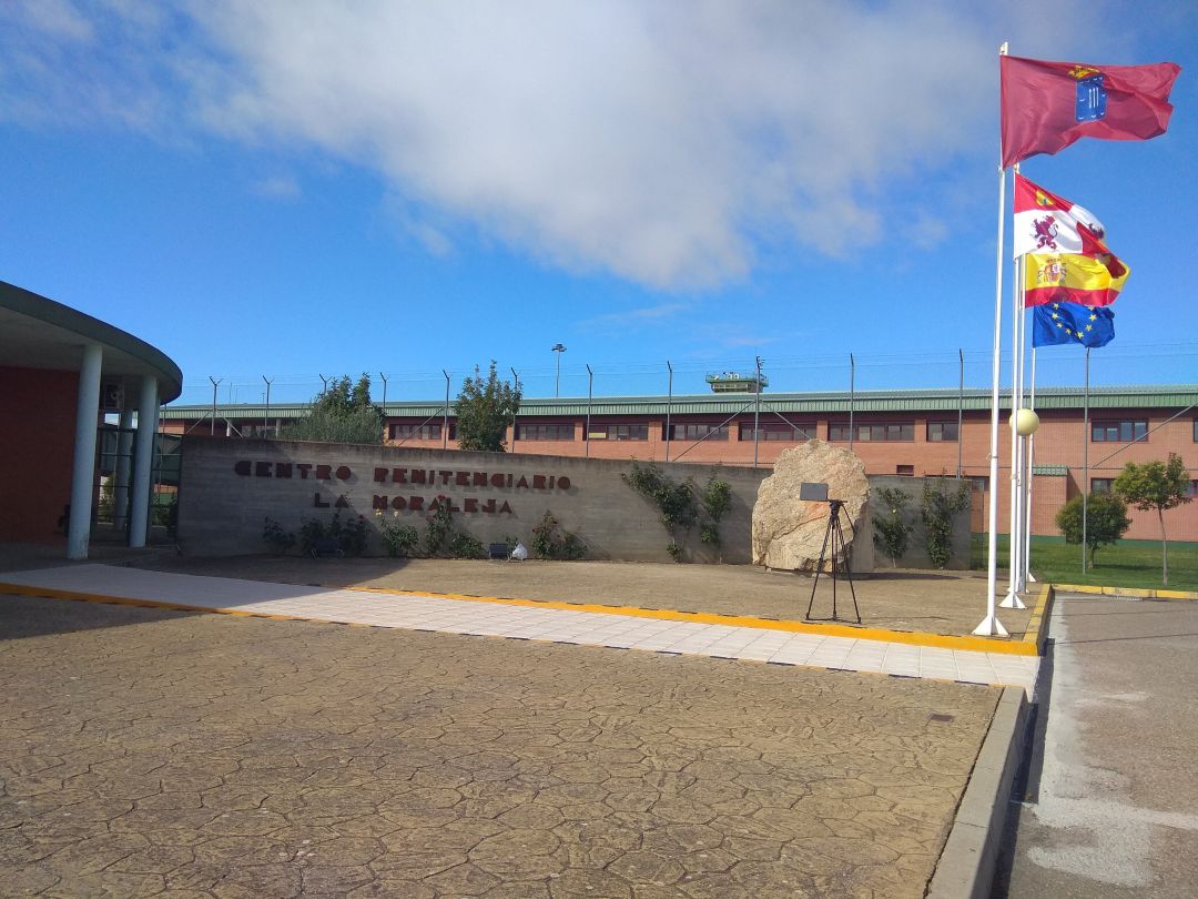 La Guardia Civil tiene activada la Unidad NRBQ, para acompañamiento y protección de internos con COVID19 desde Centro Penitenciario hasta hospital de Palencia La Guardia Civil tiene activada la Unidad NRBQ, para acompañamiento y protección de internos con COVID19 desde Centro Penitenciario hasta hospital de Palencia