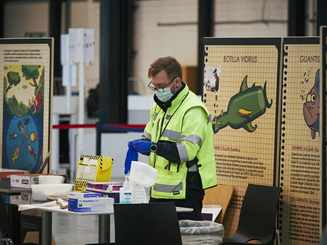 Un profesional sanitario se prepara para realizar test de antígenos o PCR de detección del COVID-19 al Recinto ferial de Navarra (REFENA), Pamplona Un profesional sanitario se prepara para realizar test de antígenos o PCR de detección del COVID-19 al Recinto ferial de Navarra (REFENA), Pamplona