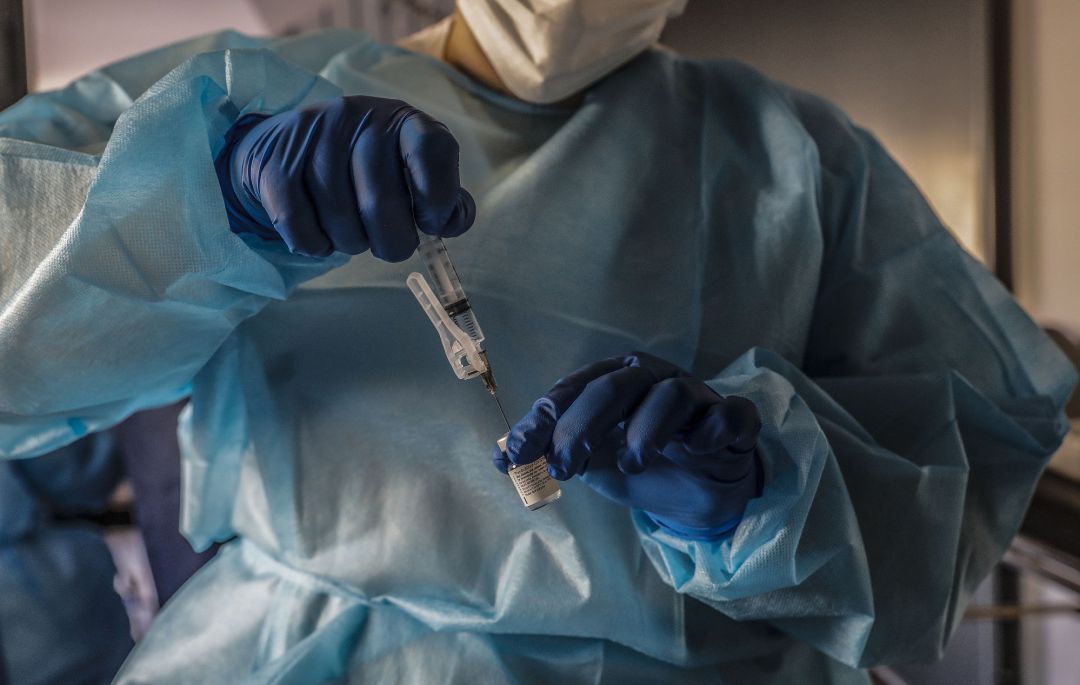 Un sanitario inyecta las dosis de la vacuna Un sanitario inyecta las dosis de la vacuna