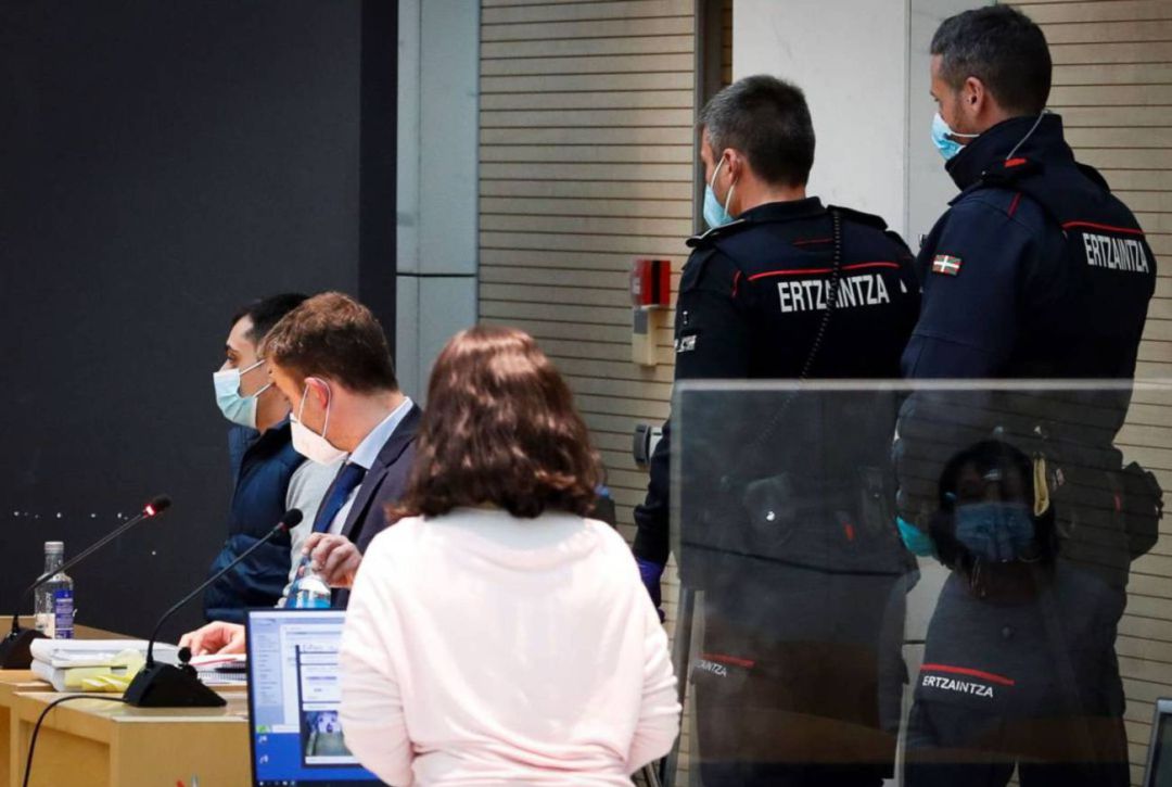 El acusado de matar a Asier Niebla, izquierda, durante la primera sesión del juicio en su contra. El acusado de matar a Asier Niebla, izquierda, durante la primera sesión del juicio en su contra.