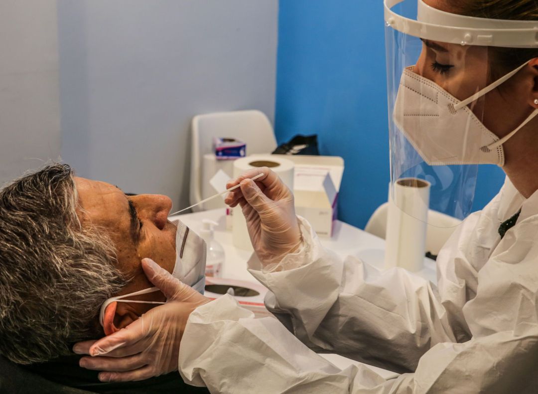 Una persona se somete a una prueba de coronavirus Una persona se somete a una prueba de coronavirus