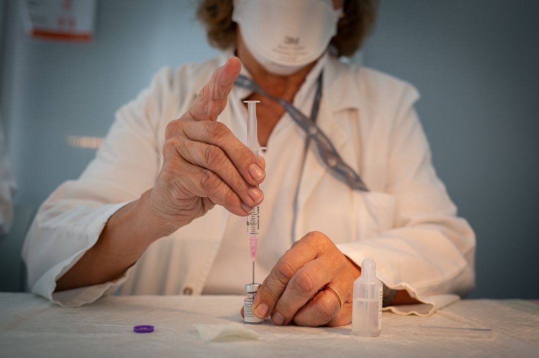 Una enfermera prepara la vacuna Pfizer-BioNtech Una enfermera prepara la vacuna Pfizer-BioNtech