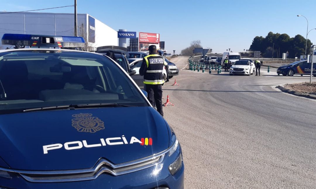 Imagen de archivo de uno de los controles policiales para controlar el confinamiento perimetral de Ciudad Real Imagen de archivo de uno de los controles policiales para controlar el confinamiento perimetral de Ciudad Real