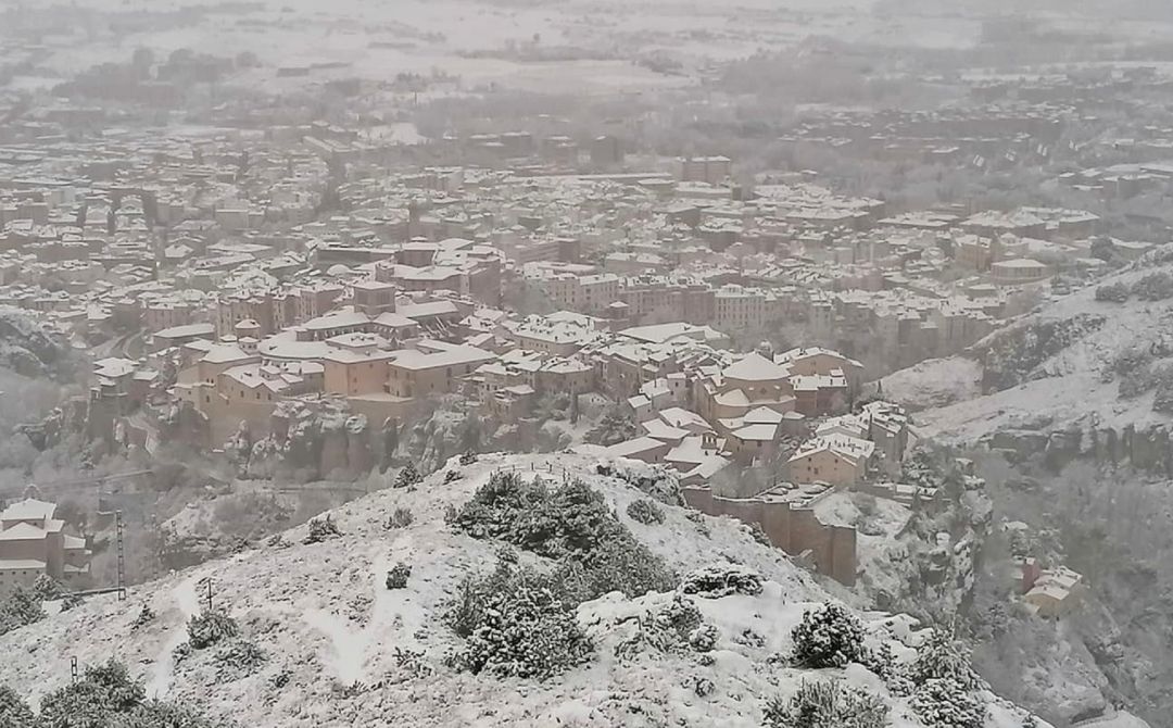 Vista de la ciudad de Cuenca bajo la nieve en enero de 2021 desde el cerro de San Cristóbal. Vista de la ciudad de Cuenca bajo la nieve en enero de 2021 desde el cerro de San Cristóbal.
