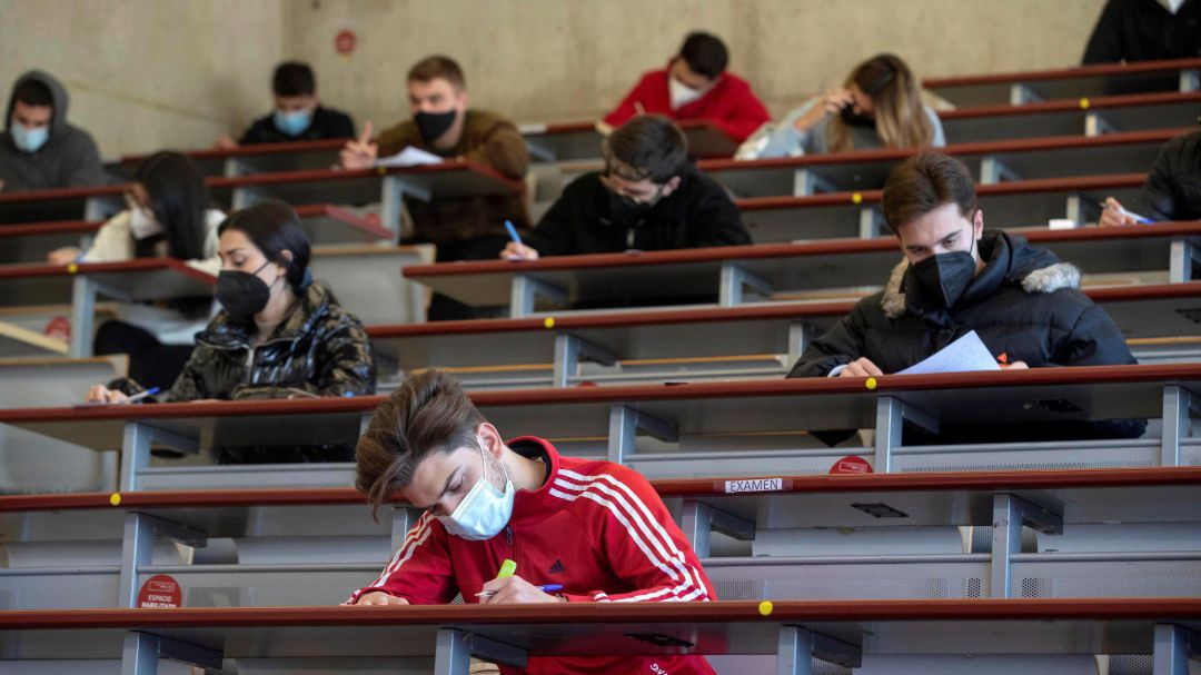 Estudiantes durante un examen. Estudiantes durante un examen.