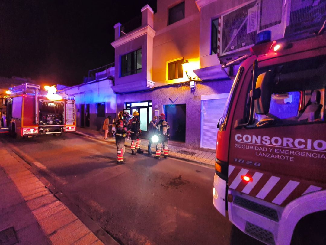 Los bomberos en la puerta de la vivienda afectada. Los bomberos en la puerta de la vivienda afectada.