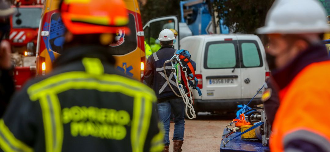 Varios operarios y bomberos trabajan en las inmediaciones del edificio tras la explosión en la calle Toledo Varios operarios y bomberos trabajan en las inmediaciones del edificio tras la explosión en la calle Toledo