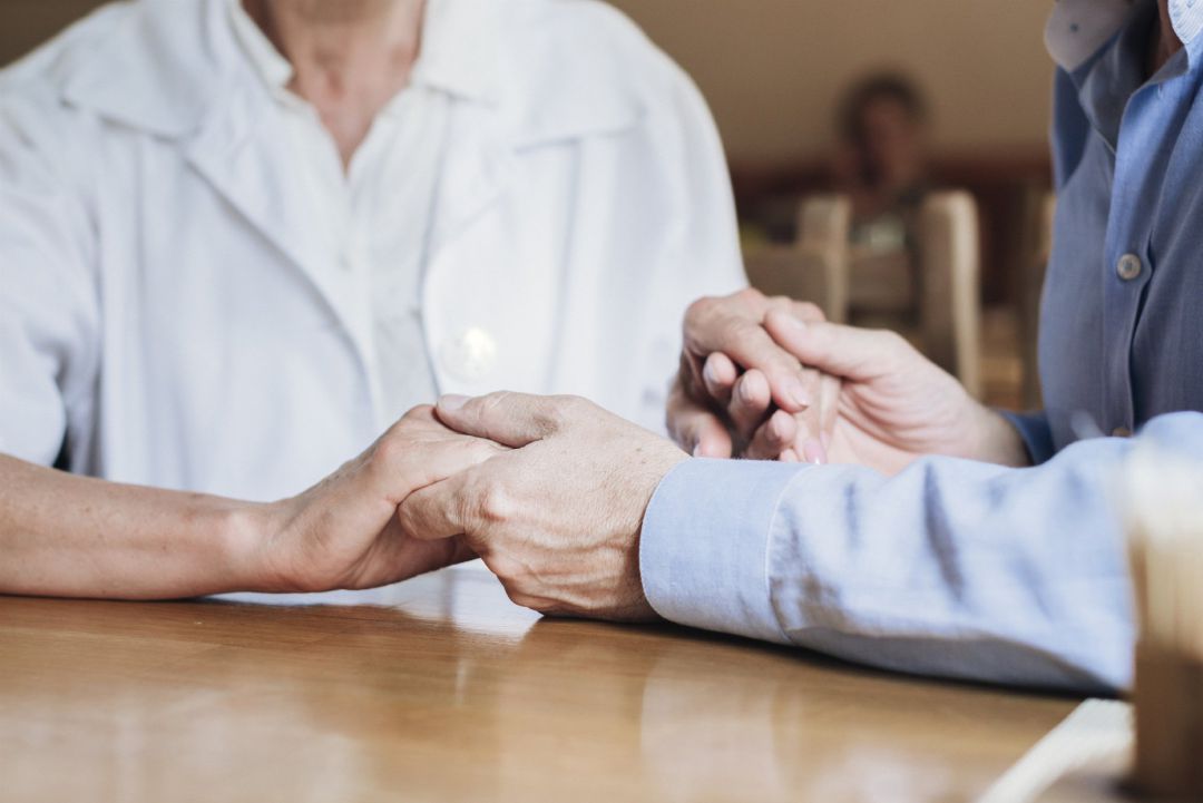 Manos de una anciana y su cuidadora Manos de una anciana y su cuidadora