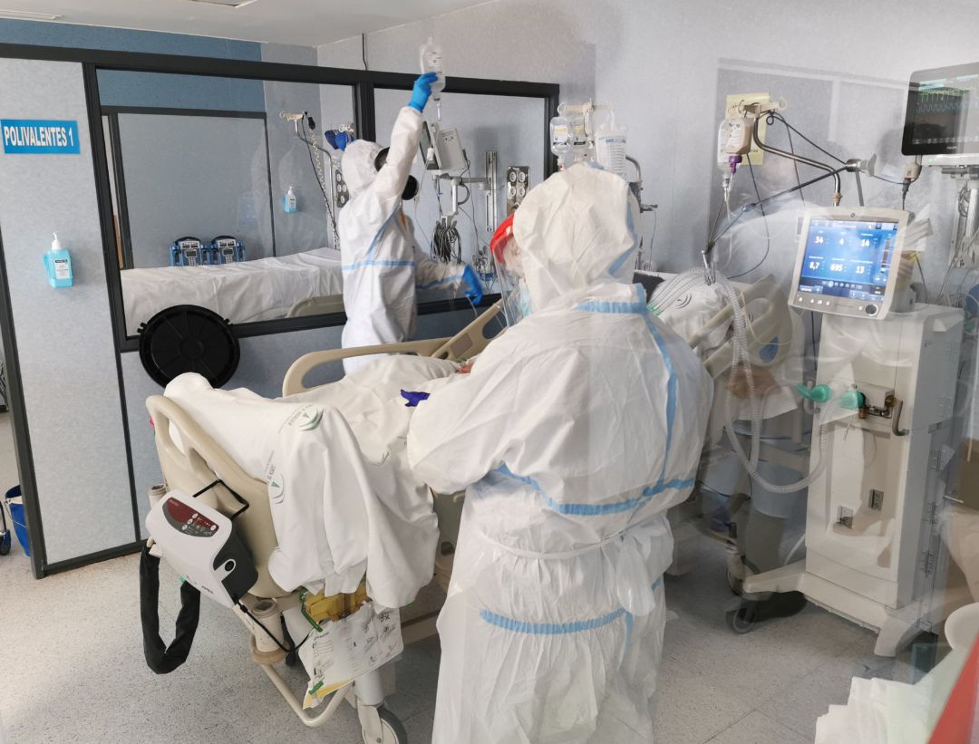 Sanitarios atienden a un paciente en la UCI covid Sanitarios atienden a un paciente en la UCI covid