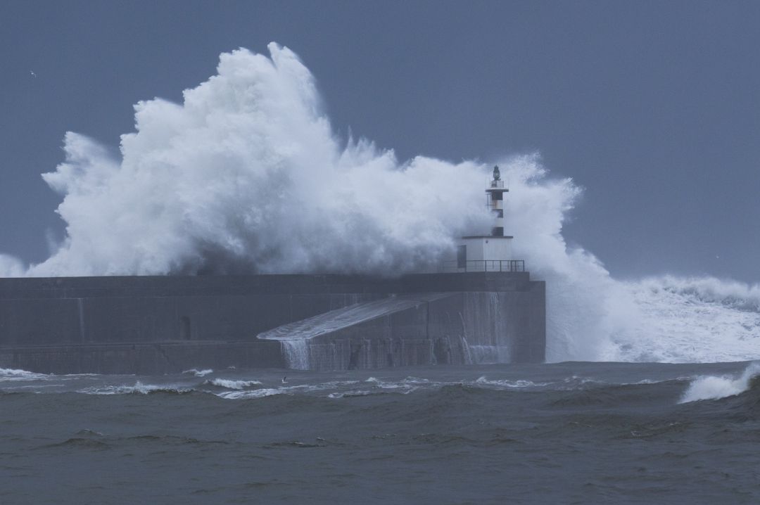 Olas rompen contra el faro de la localidad de San Esteban de Pravia, perteneciente al concejo de Muros de Nalón, en Asturias (España). Olas rompen contra el faro de la localidad de San Esteban de Pravia, perteneciente al concejo de Muros de Nalón, en Asturias (España).