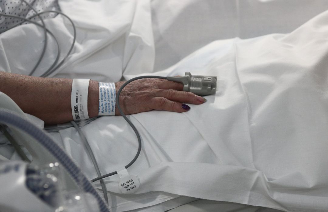 Manos de un paciente del Hospital de Emergencias Isabel Zendal, Madrid (España), a 20 de enero de 2021. Manos de un paciente del Hospital de Emergencias Isabel Zendal, Madrid (España), a 20 de enero de 2021.