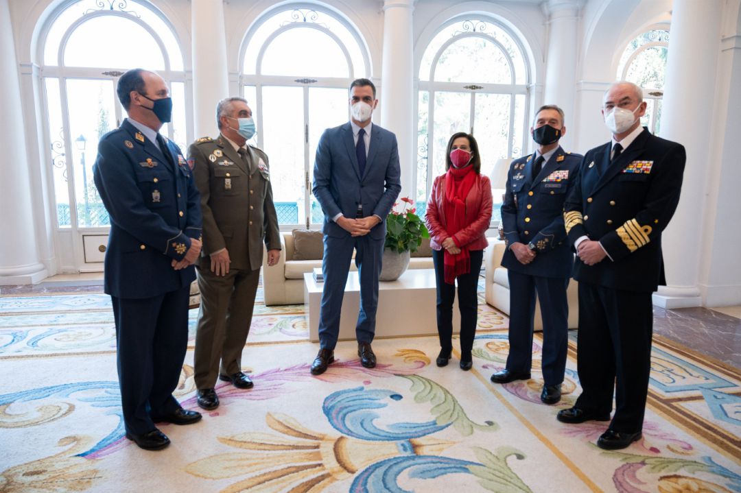 El presidente del Gobierno, Pedro Sánchez, en el Palacio de La Moncloa con la ministra de Defensa, Margarita Robles, el Jefe del Estado Mayor de la Defensa, el General Miguel Ángel Villarroya, y los Jefes de Estado Mayor de los tres Ejércitos. El presidente del Gobierno, Pedro Sánchez, en el Palacio de La Moncloa con la ministra de Defensa, Margarita Robles, el Jefe del Estado Mayor de la Defensa, el General Miguel Ángel Villarroya, y los Jefes de Estado Mayor de los tres Ejércitos.