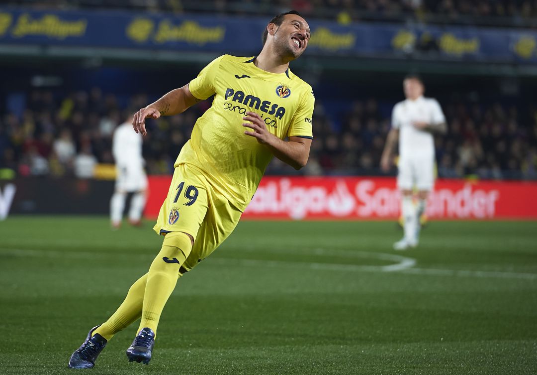 Santi Cazorla midiéndose al Real Madrid con el Villarreal Santi Cazorla midiéndose al Real Madrid con el Villarreal