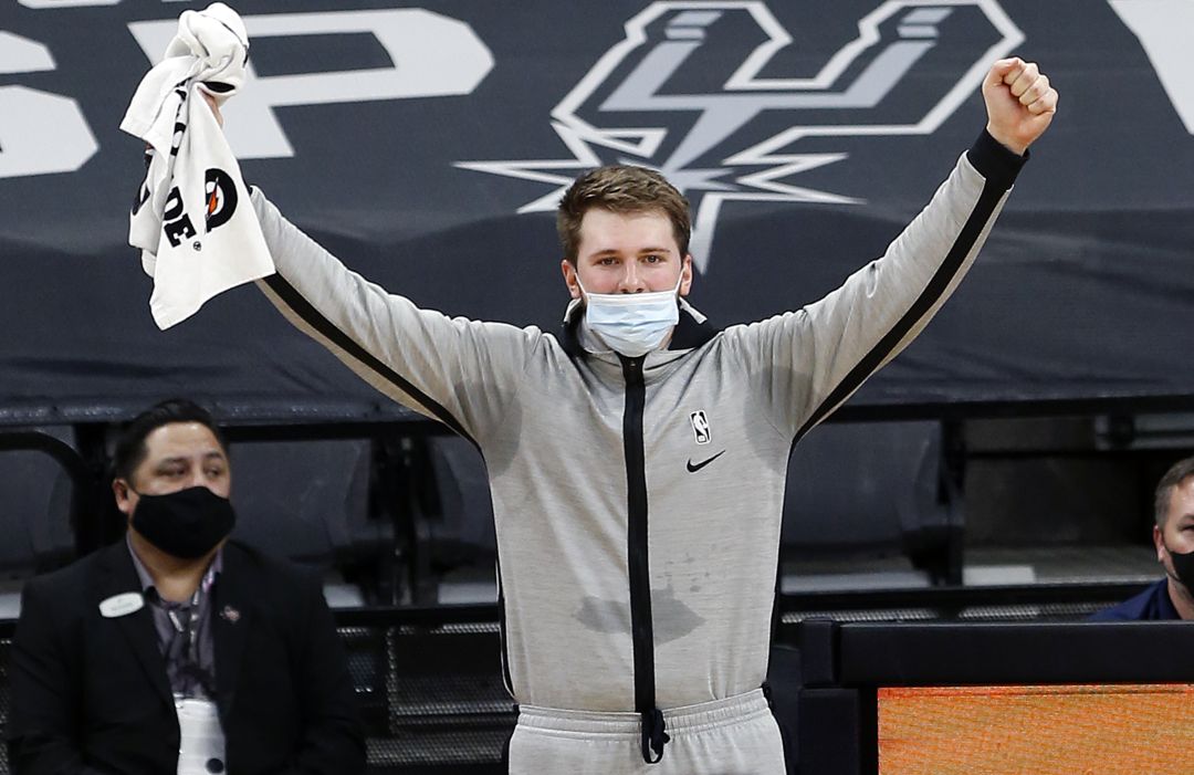 Luka Doncic sigue desde el banquillo el partido ante San Antonio Spurs Luka Doncic sigue desde el banquillo el partido ante San Antonio Spurs