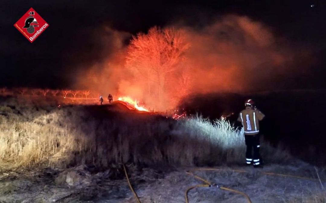 Un instante del fuego declarado esta tarde en Agres. Un instante del fuego declarado esta tarde en Agres.