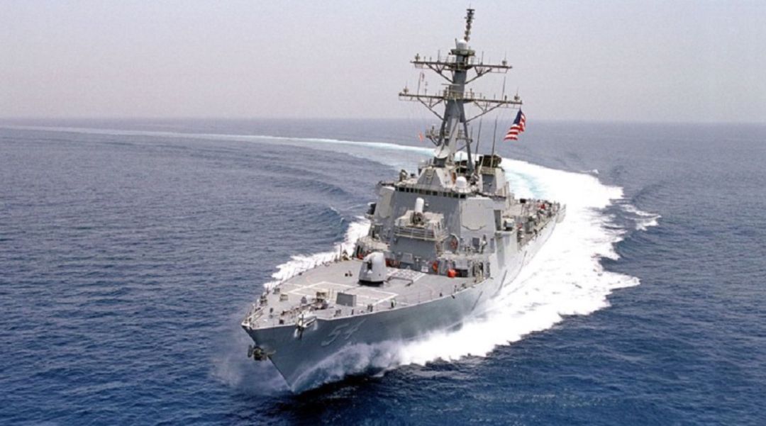 Uno de los barcos de la US Navy navegando Uno de los barcos de la US Navy navegando