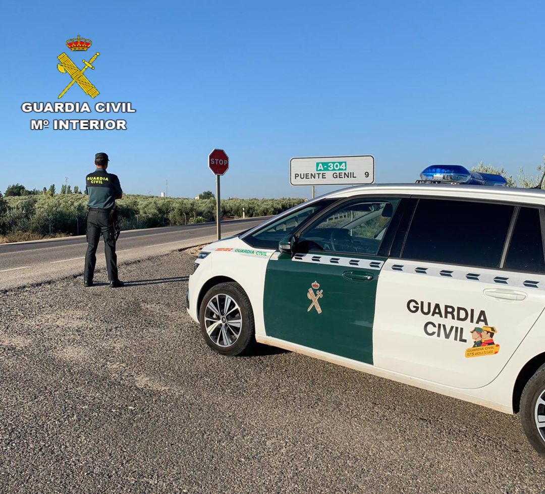 Patrulla de la Guardia Civil, a la entrada a Puente Genil Patrulla de la Guardia Civil, a la entrada a Puente Genil