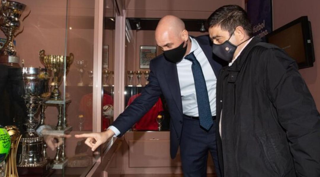 Luis Rubiales, presidente de la RFEF, y Francisco Reyes, presidente de la Diputación de Jaén, en una visita de éste último a la sede de la Federación en Madrid. Luis Rubiales, presidente de la RFEF, y Francisco Reyes, presidente de la Diputación de Jaén, en una visita de éste último a la sede de la Federación en Madrid.