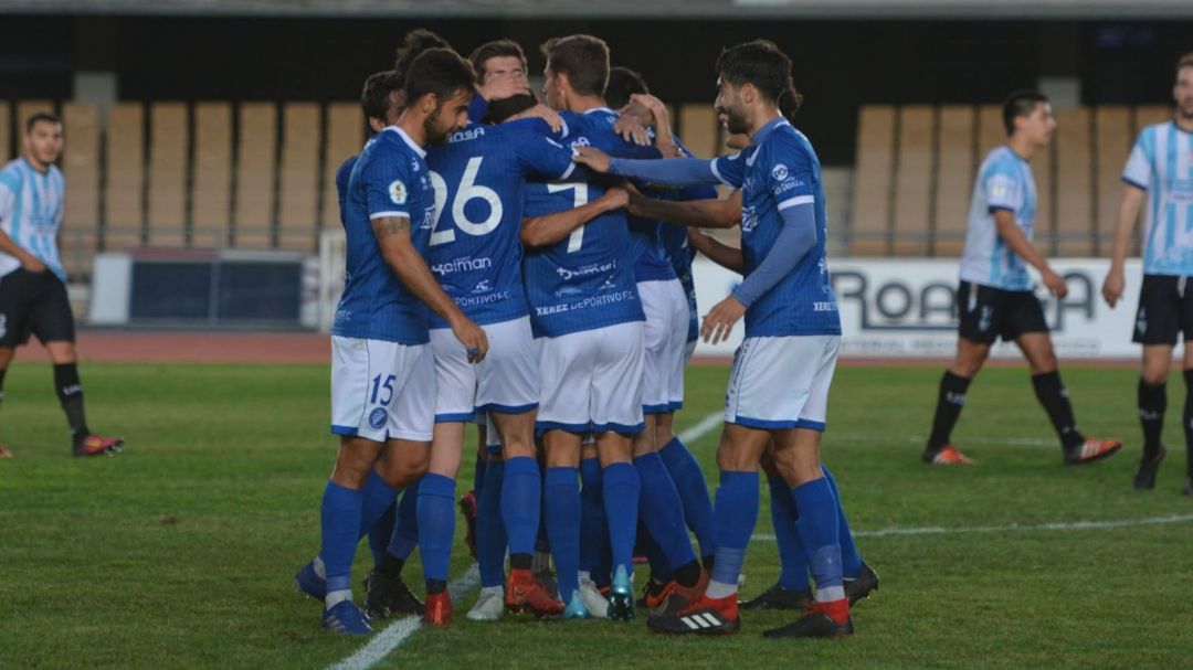 Los jugadores xerecistas se abrazan tras abrir Jacobo el camino del triunfo Los jugadores xerecistas se abrazan tras abrir Jacobo el camino del triunfo