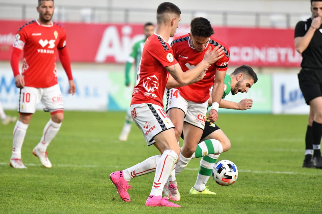 Toril y Palazón pelean un balón ante el Betis B Toril y Palazón pelean un balón ante el Betis B