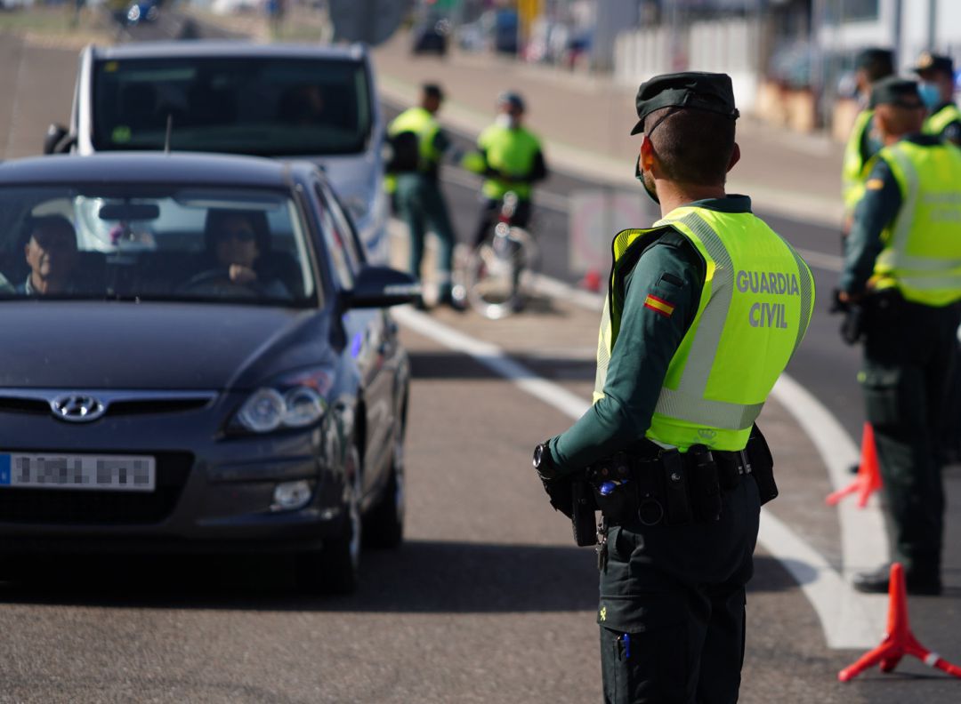 Agentes de la Guardia Civil realizan un control de movilidad durante el confinamiento perimetral Agentes de la Guardia Civil realizan un control de movilidad durante el confinamiento perimetral