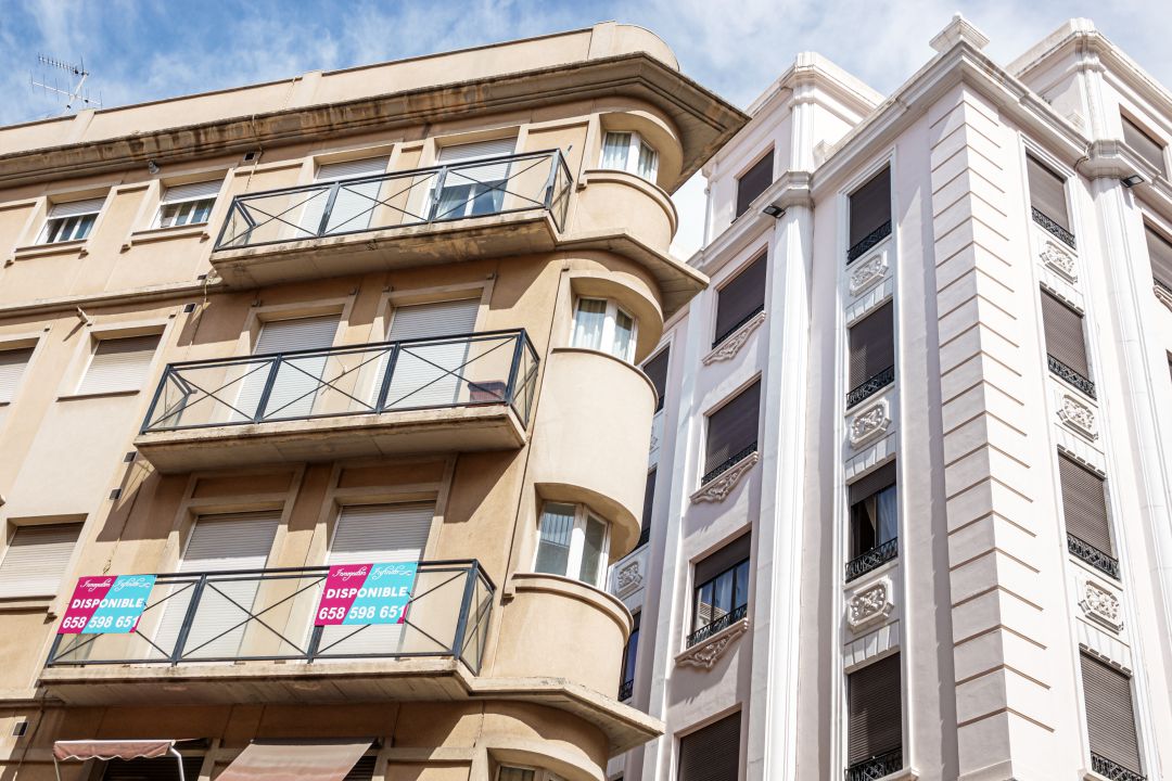 Edificio de viviendas con uno de los inmuebles disponibles en la ciudad de València. Edificio de viviendas con uno de los inmuebles disponibles en la ciudad de València.