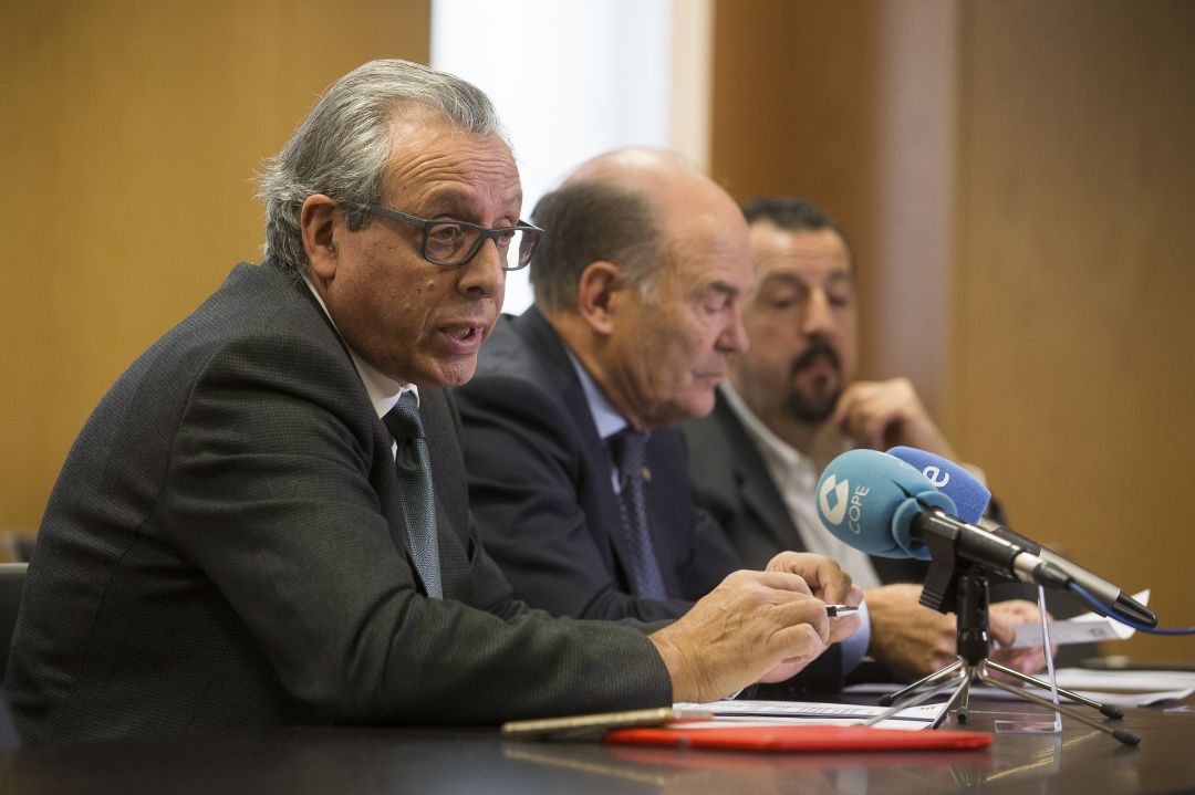 En la imagen (I a D), el secretario general de CESM en CyL, Tomás Toranzo Cepeda; el presidente de CESM en CyL, José Luis Diaz Villarig y el vicesecretario general de CESM en CyL, José Maria Soto Esteban
En la imagen (I a D), el secretario general de CESM en CyL, Tomás Toranzo Cepeda; el presidente de CESM en CyL, José Luis Diaz Villarig y el vicesecretario general de CESM en CyL, José Maria Soto Esteban