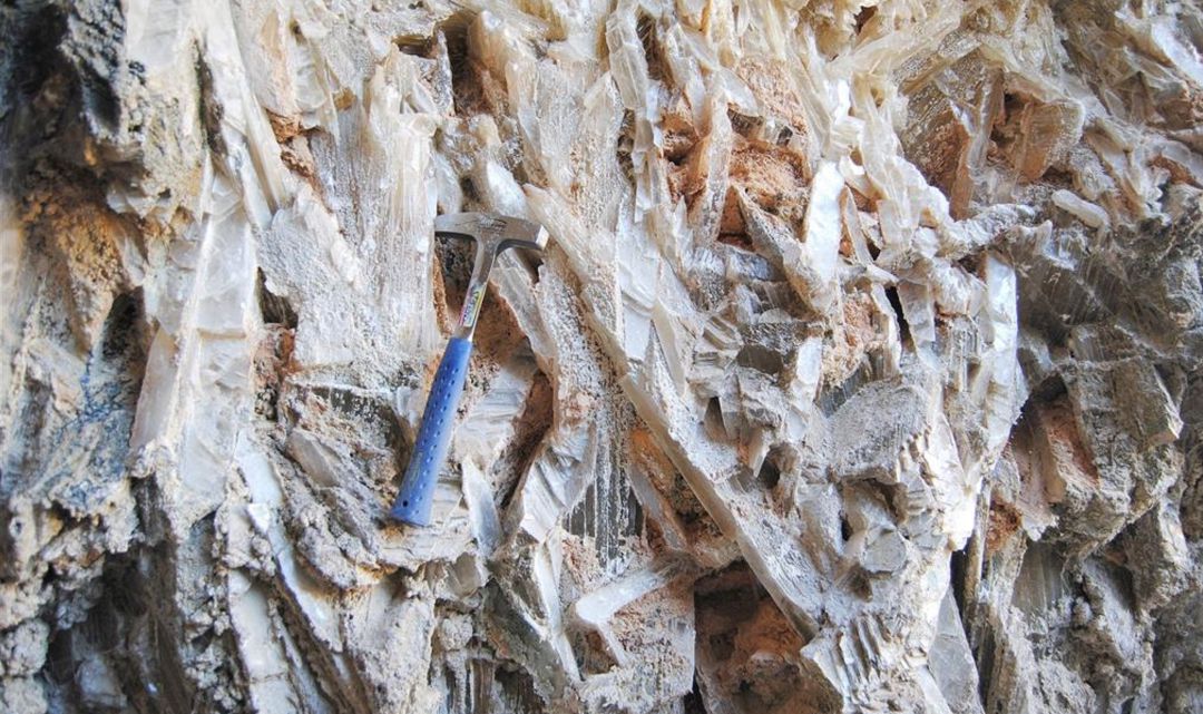 El 'lapis specularis' es un mineral traslucido que utilizaban los romanos para cerrar sus ventanas. El 'lapis specularis' es un mineral traslucido que utilizaban los romanos para cerrar sus ventanas.