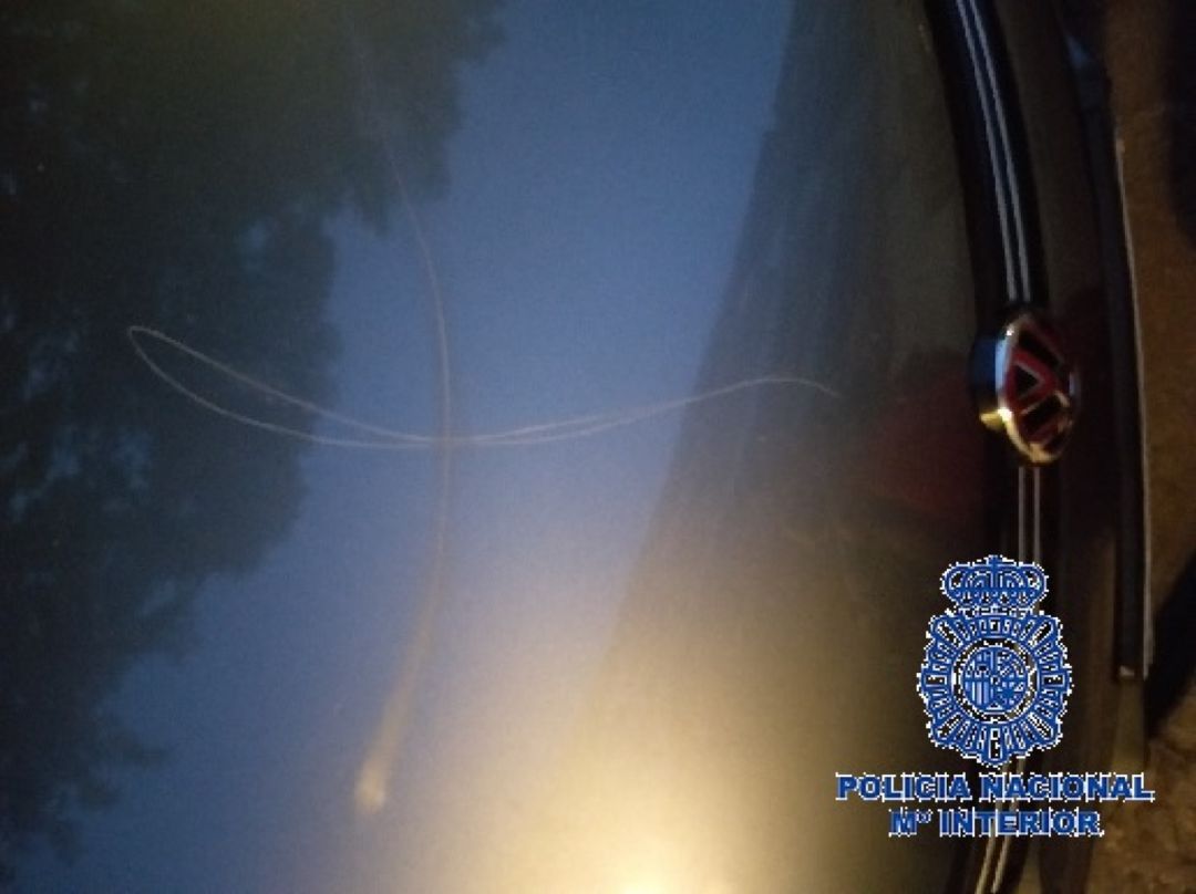 Detenido por marcar con una "X" los capós de coches aparcados en la calle Detenido por marcar con una "X" los capós de coches aparcados en la calle
