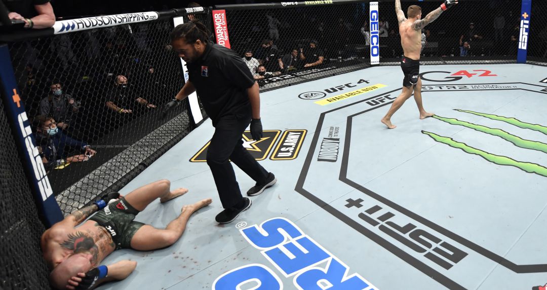 Conor McGregor, en el suelo tras el KO de Poirier Conor McGregor, en el suelo tras el KO de Poirier