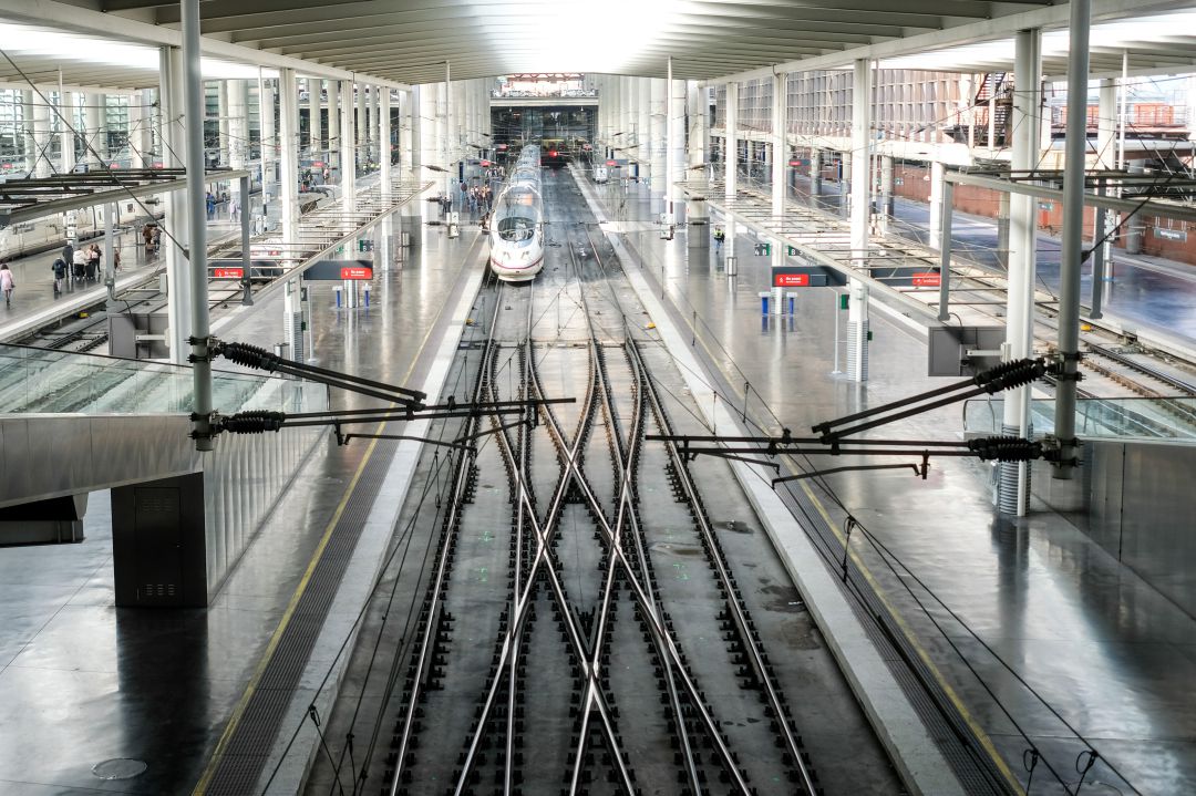 Un tren de Renfe en una estación de trenes Un tren de Renfe en una estación de trenes