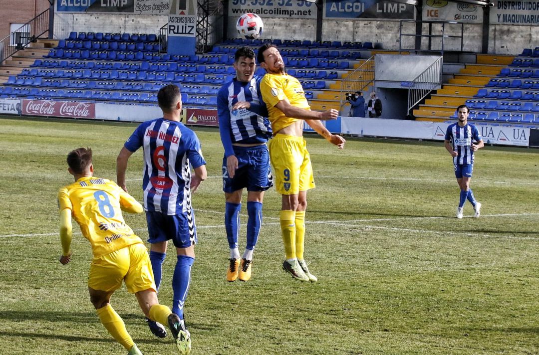Instantes del choque entre el Alcoyano y el Orihuela Instantes del choque entre el Alcoyano y el Orihuela
