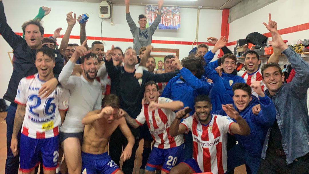La plantilla festeja la victoria. La plantilla festeja la victoria.