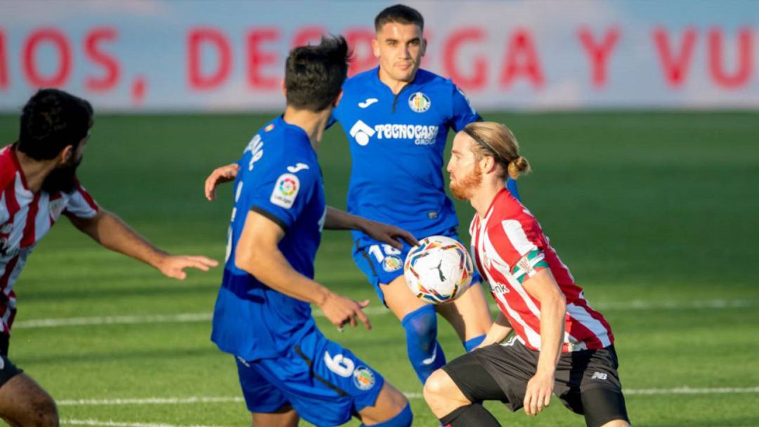 Iker Muniain, qué volverá a ser titular, en una acción del choque de la primera vuelta entre el Getafe y el Athletic Club Iker Muniain, qué volverá a ser titular, en una acción del choque de la primera vuelta entre el Getafe y el Athletic Club