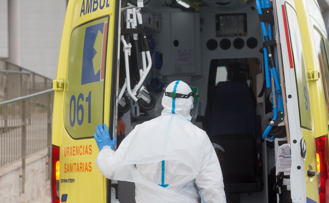 Un trabajador sanitario totalmente protegido cierra la puerta de una ambulancia tras recoger a un anciano de la residencia de ancianos de San Cibrao donde se ha originado un brote de Covid-19, en San Cibrao, Lugo, Galicia, (España), a 9 de noviembre de 20 Un trabajador sanitario totalmente protegido cierra la puerta de una ambulancia tras recoger a un anciano de la residencia de ancianos de San Cibrao donde se ha originado un brote de Covid-19, en San Cibrao, Lugo, Galicia, (España), a 9 de noviembre de 20