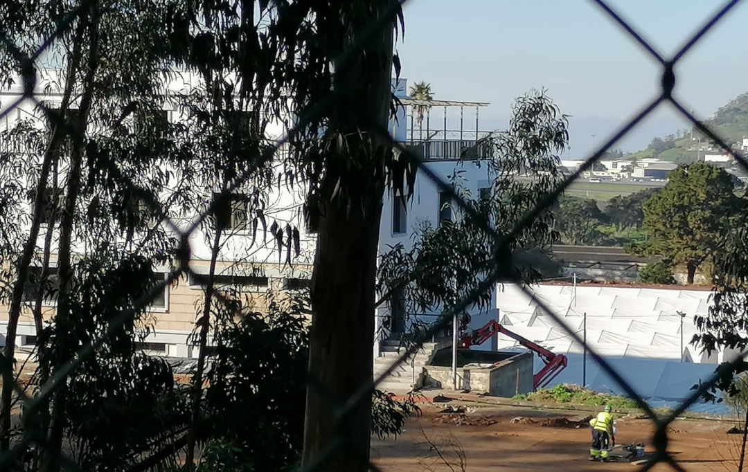 El acuartelamiento de Las Raíces, una propiedad militar abandonada desde el periodo conocido como la crisis de los cayucos en 2006, ha sido reformado en el marco del Plan Canarias durante las últimas semanas para albergar en su interior a cerca de 2500 personas migrantes El acuartelamiento de Las Raíces, una propiedad militar abandonada desde el periodo conocido como la crisis de los cayucos en 2006, ha sido reformado en el marco del Plan Canarias durante las últimas semanas para albergar en su interior a cerca de 2500 personas migrantes