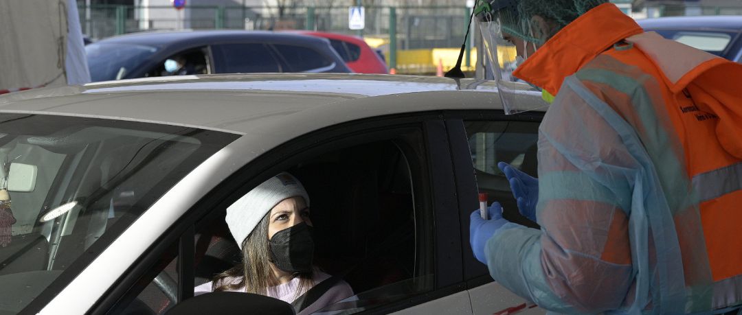 Una mujer recoge su test de saliva desde el coche en la Avenida de Arsenio Iglesias en Arteixo, A Coruña Una mujer recoge su test de saliva desde el coche en la Avenida de Arsenio Iglesias en Arteixo, A Coruña