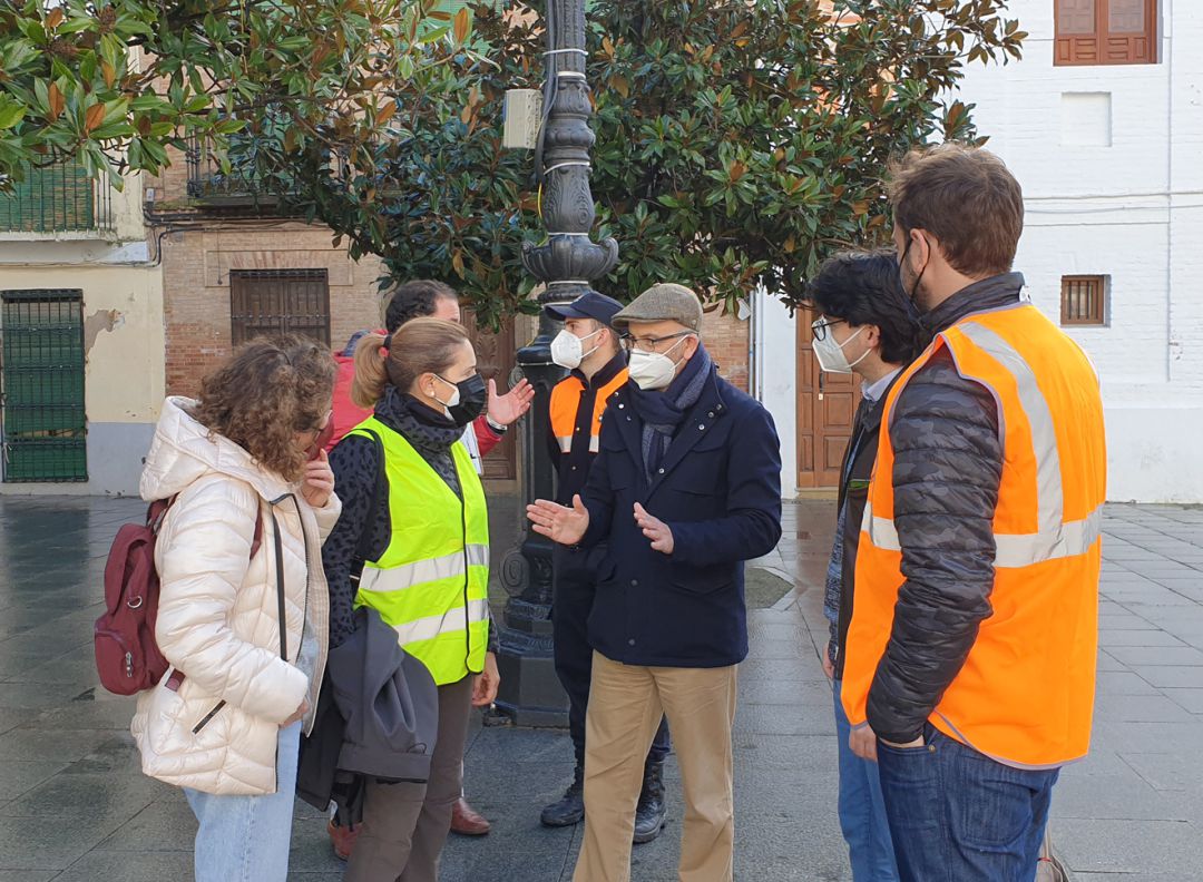 El alcalde de Santa Fe (Granada), Manuel Gil, charla con los técnicos del Instituto Andaluz de Geofísica de la Universidad de Granada (UGR) trasladados al municipio para inspeccionar los daños del terremoto del 23 de enero de 2021 El alcalde de Santa Fe (Granada), Manuel Gil, charla con los técnicos del Instituto Andaluz de Geofísica de la Universidad de Granada (UGR) trasladados al municipio para inspeccionar los daños del terremoto del 23 de enero de 2021