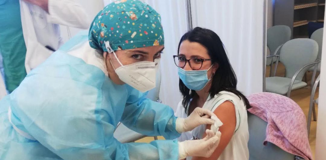 Vacunaciones contra la Covid-19 a profesionales de la Agencia Sanitaria Alto Guadalquivir. Vacunaciones contra la Covid-19 a profesionales de la Agencia Sanitaria Alto Guadalquivir.