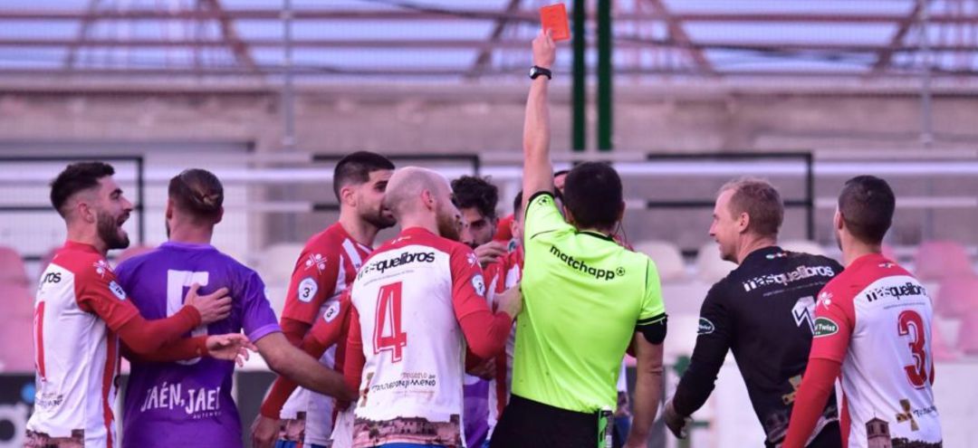 El árbitro expulsa a Javi Bueno, de la UDC Torredonjimeno. El árbitro expulsa a Javi Bueno, de la UDC Torredonjimeno.